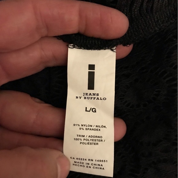 WOMEN’S black crochet top with fringes along the sides. Size large. - Picture 4 of 4